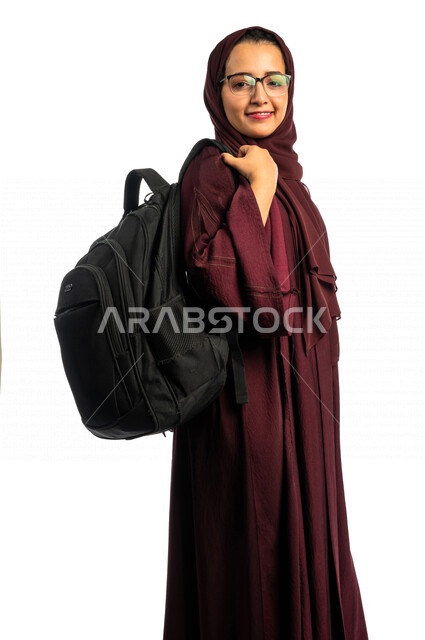 بورتريه طالبة جامعية عربية سعودية خليجية تحمل الحقيبة الجامعية , الاستعداد للعام الدراسي الجامعي الجديد, تلميذة مجتهدة متشوقة للذهاب الى الجامعه, مدارس وجامعات, التعليم في المملكة العربية السعودية , خلفية بيضاء .