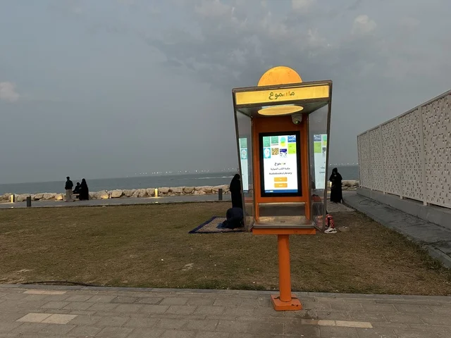 كبائن المكتبة الصوتية "مسموع"  فى ممشى همس فى المنطقة الشرقية، المملكة العربية السعودية ،أجواء عائلية هادئة ، مساحات للمشي والاسترخاء،  وجهة ترفيهية مفتوحة،  تجربة تنزه عصرية، جلسات ومقاعد خارجية