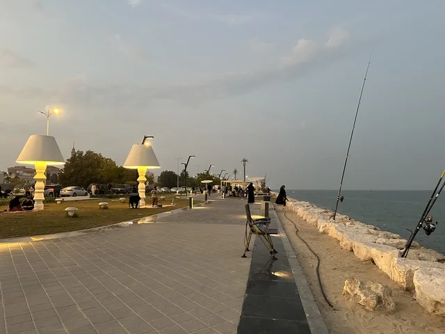 الاضواء واعمده الانارة ليلاً فى ممشى همس فى المنطقة الشرقية، المملكة العربية السعودية ،أجواء عائلية هادئة ، تجربة تنزه عصرية،وجهة ترفيهية مفتوحة، مساحات للمشي والاسترخاء،  جلسات ومقاعد خارجية