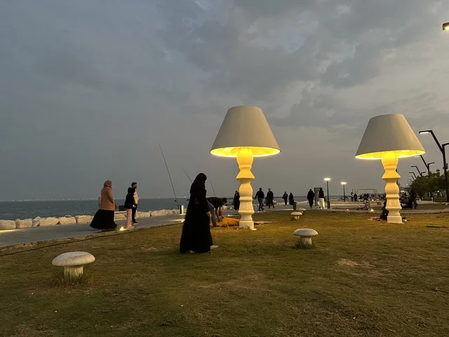 الاضواء واعمده الانارة ليلاً فى ممشى همس فى المنطقة الشرقية، المملكة العربية السعودية ،أجواء عائلية هادئة ، تجربة تنزه عصرية،وجهة ترفيهية مفتوحة، مساحات للمشي والاسترخاء،  جلسات ومقاعد خارجية