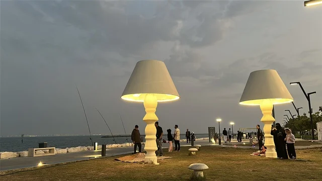 الاضواء واعمده الانارة ليلاً فى ممشى همس فى المنطقة الشرقية، المملكة العربية السعودية ،أجواء عائلية هادئة ، تجربة تنزه عصرية،وجهة ترفيهية مفتوحة، مساحات للمشي والاسترخاء،  جلسات ومقاعد خارجية