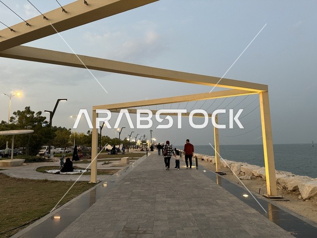 مساحات للمشي والاسترخاء فى ممشى همس فى المنطقة الشرقية، المملكة العربية السعودية ،أجواء عائلية هادئة ، تجربة تنزه عصرية،وجهة ترفيهية مفتوحة،  جلسات ومقاعد خارجية