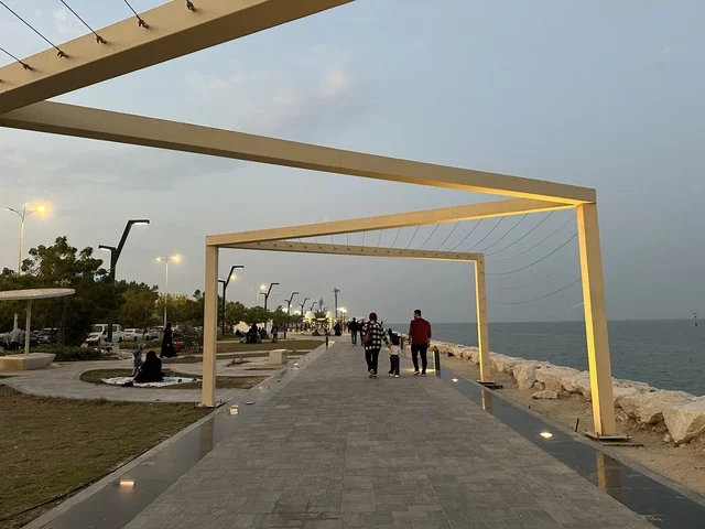 مساحات للمشي والاسترخاء فى ممشى همس فى المنطقة الشرقية، المملكة العربية السعودية ،أجواء عائلية هادئة ، تجربة تنزه عصرية،وجهة ترفيهية مفتوحة،  جلسات ومقاعد خارجية