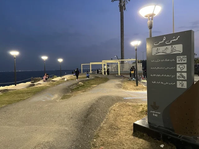 مساحات للمشي والاسترخاء فى ممشى همس فى المنطقة الشرقية، المملكة العربية السعودية ،أجواء عائلية هادئة ، تجربة تنزه عصرية،وجهة ترفيهية مفتوحة،  جلسات ومقاعد خارجية