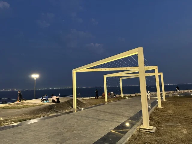 مساحات للمشي والاسترخاء فى ممشى همس فى المنطقة الشرقية، المملكة العربية السعودية ،أجواء عائلية هادئة ، تجربة تنزه عصرية،وجهة ترفيهية مفتوحة،  جلسات ومقاعد خارجية