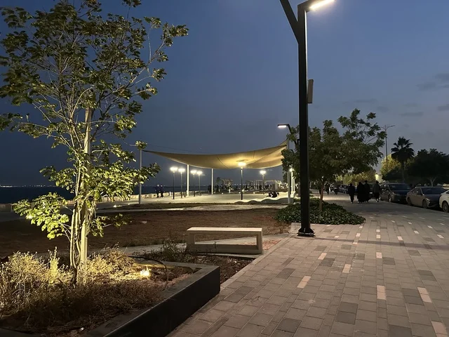 ممشى همس فى المنطقة الشرقية ليلاً، المملكة العربية السعودية ،أجواء عائلية هادئة ، تجربة تنزه عصرية،وجهة ترفيهية مفتوحة،  مساحات للمشي والاسترخاء ،  جلسات ومقاعد خارجية