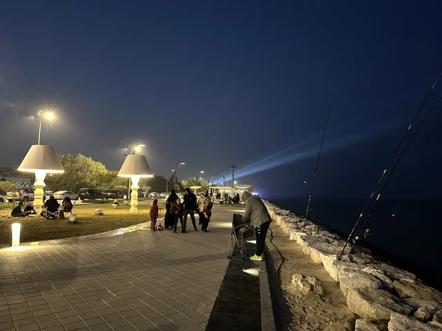 ممشى همس فى المنطقة الشرقية ليلاً، المملكة العربية السعودية ،أجواء عائلية هادئة ، تجربة تنزه عصرية،وجهة ترفيهية مفتوحة،  مساحات للمشي والاسترخاء ،  جلسات ومقاعد خارجية