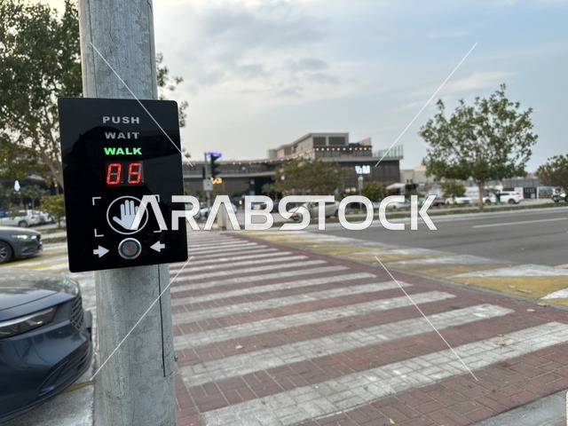 عبور المشاة والسيارات فى ممشى همس فى المنطقة الشرقية ليلاً، المملكة العربية السعودية ،أجواء عائلية هادئة ، تجربة تنزه عصرية،وجهة ترفيهية مفتوحة،  مساحات للمشي والاسترخاء ،  جلسات ومقاعد خارجية