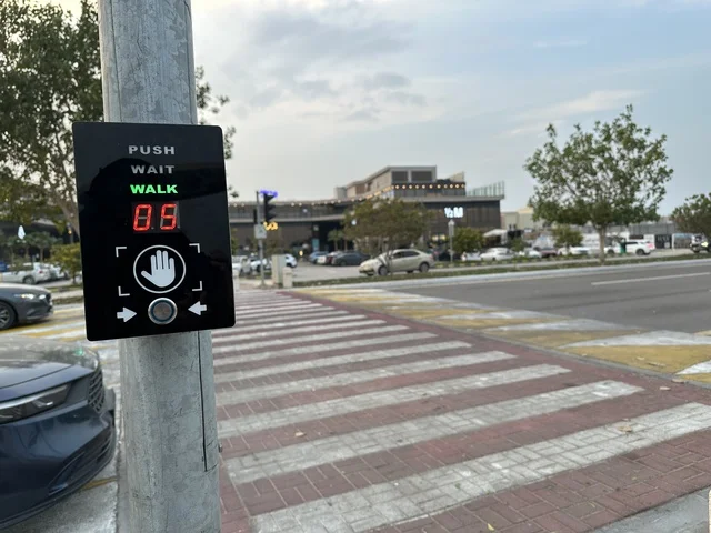 عبور المشاة والسيارات فى ممشى همس فى المنطقة الشرقية ليلاً، المملكة العربية السعودية ،أجواء عائلية هادئة ، تجربة تنزه عصرية،وجهة ترفيهية مفتوحة،  مساحات للمشي والاسترخاء ،  جلسات ومقاعد خارجية