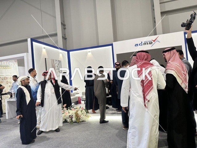 Direct interaction with visitors at the Designers and Design Exhibition in the Eastern Province on December 29, 2025, Saudi Arabia, a creative platform for fashion and design, highlighting identity and innovation, unique tasting experiences, and an upscale atmosphere within the exhibition.