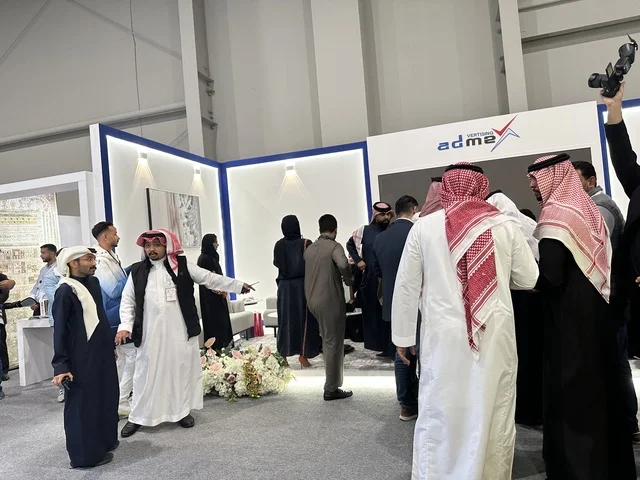 تفاعل مباشر مع الزوار فى معرض المصممين والمصممات فى المنطقة الشرقية يوم 29 من ديسمبر 2025 ، المملكة العربية السعودية، منصة إبداعية للأزياء والتصميم،  إبراز الهوية والابتكار، تجارب تذوق مميزة، أجواء راقية داخل المعرض