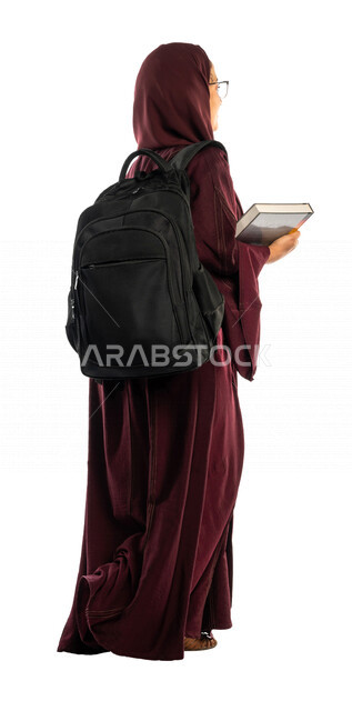 بورتريه طالبة جامعية عربية سعودية خليجية تحمل الكتب الجامعية , الاستعداد للعام الدراسي الجامعي الجديد, تلميذة مجتهدة متشوقة للذهاب الى الجامعه, مدارس وجامعات, التعليم في المملكة العربية السعودية , خلفية بيضاء .