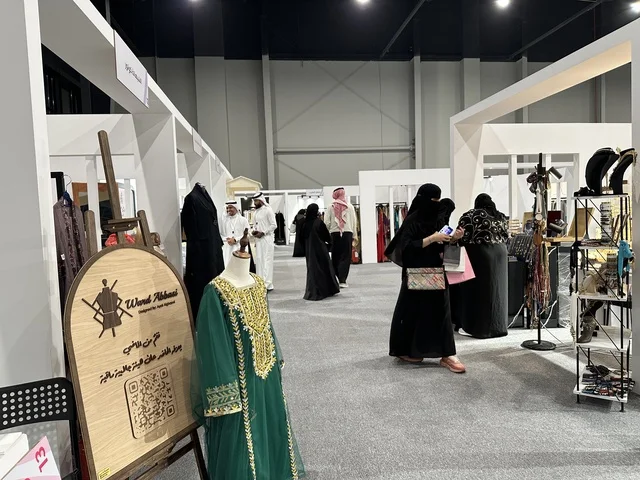 منتجات متنوعة فى معرض المصممين والمصممات فى المنطقة الشرقية يوم 29 من ديسمبر 2025 ، المملكة العربية السعودية، منصة إبداعية للأزياء والتصميم، تفاعل مباشر مع الزوار،  إبراز الهوية والابتكار، تجارب تذوق مميزة، أجواء راقية داخل المعرض