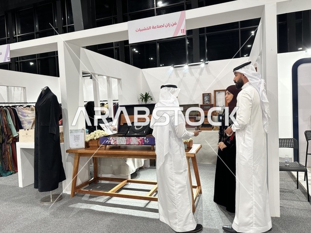 منتجات متنوعة فى معرض المصممين والمصممات فى المنطقة الشرقية يوم 29 من ديسمبر 2025 ، المملكة العربية السعودية، منصة إبداعية للأزياء والتصميم، تفاعل مباشر مع الزوار،  إبراز الهوية والابتكار، تجارب تذوق مميزة، أجواء راقية داخل المعرض