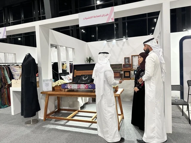 منتجات متنوعة فى معرض المصممين والمصممات فى المنطقة الشرقية يوم 29 من ديسمبر 2025 ، المملكة العربية السعودية، منصة إبداعية للأزياء والتصميم، تفاعل مباشر مع الزوار،  إبراز الهوية والابتكار، تجارب تذوق مميزة، أجواء راقية داخل المعرض