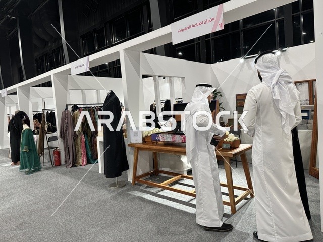 منتجات متنوعة فى معرض المصممين والمصممات فى المنطقة الشرقية يوم 29 من ديسمبر 2025 ، المملكة العربية السعودية، منصة إبداعية للأزياء والتصميم، تفاعل مباشر مع الزوار،  إبراز الهوية والابتكار، تجارب تذوق مميزة، أجواء راقية داخل المعرض