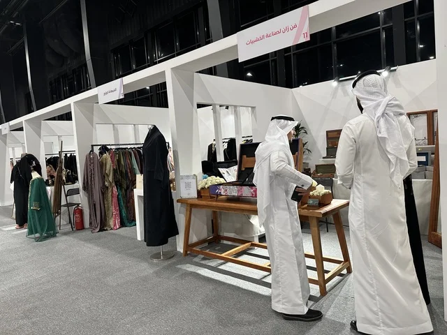 منتجات متنوعة فى معرض المصممين والمصممات فى المنطقة الشرقية يوم 29 من ديسمبر 2025 ، المملكة العربية السعودية، منصة إبداعية للأزياء والتصميم، تفاعل مباشر مع الزوار،  إبراز الهوية والابتكار، تجارب تذوق مميزة، أجواء راقية داخل المعرض