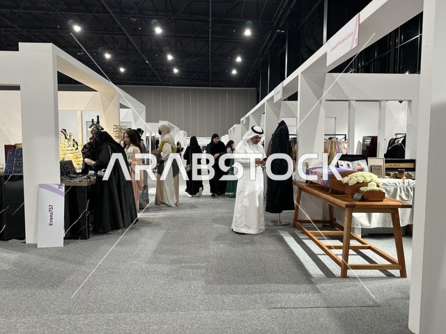 منتجات متنوعة فى معرض المصممين والمصممات فى المنطقة الشرقية يوم 29 من ديسمبر 2025 ، المملكة العربية السعودية، منصة إبداعية للأزياء والتصميم، تفاعل مباشر مع الزوار،  إبراز الهوية والابتكار، تجارب تذوق مميزة، أجواء راقية داخل المعرض