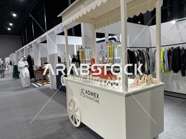 منتجات متنوعة فى معرض المصممين والمصممات فى المنطقة الشرقية يوم 29 من ديسمبر 2025 ، المملكة العربية السعودية، منصة إبداعية للأزياء والتصميم، تفاعل مباشر مع الزوار،  إبراز الهوية والابتكار، تجارب تذوق مميزة، أجواء راقية داخل المعرض