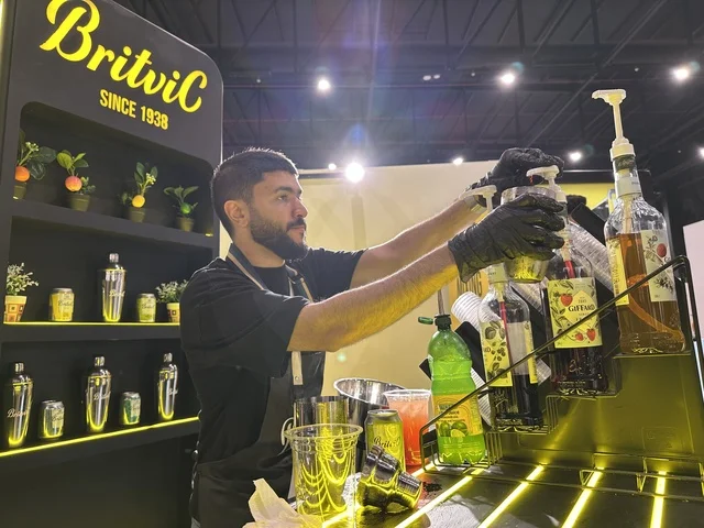 منتجات متنوعة فى معرض المصممين والمصممات فى المنطقة الشرقية يوم 29 من ديسمبر 2025 ، المملكة العربية السعودية، منصة إبداعية للأزياء والتصميم، تفاعل مباشر مع الزوار،  إبراز الهوية والابتكار، تجارب تذوق مميزة، أجواء راقية داخل المعرض