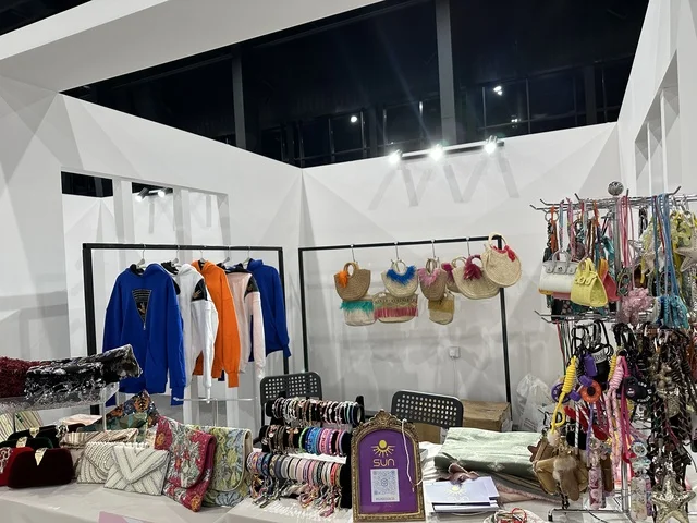 منصة إبداعية للأزياء والتصميم، معرض المصممين والمصممات فى المنطقة الشرقية يوم 29 من ديسمبر 2025 ، المملكة العربية السعودية،  تفاعل مباشر مع الزوار،  إبراز الهوية والابتكار، تجارب تذوق مميزة، أجواء راقية داخل المعرض