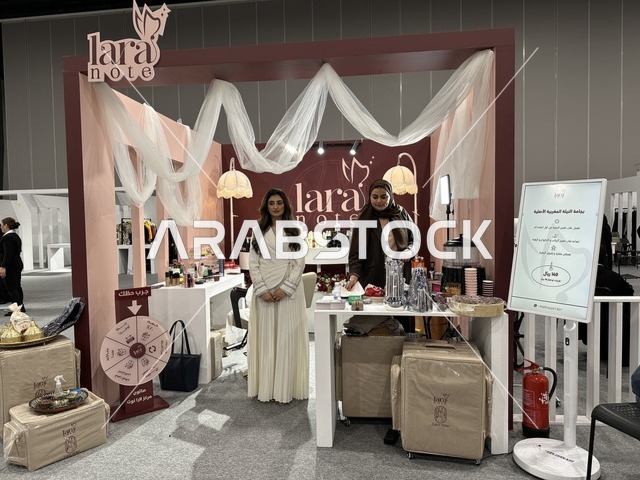 A creative platform for fashion and design, a designers' exhibition in the Eastern Province on December 29, 2025, Saudi Arabia, direct interaction with visitors, highlighting identity and innovation, unique tasting experiences, and an upscale atmosphere inside the exhibition.