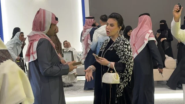 تواصل مباشر مع الزوار فى معرض المصممين والمصممات فى المنطقة الشرقية يوم 29 من ديسمبر 2025 ، المملكة العربية السعودية، استخدام الاجهزة التقنية الحديثة ، منصة إبداعية للأزياء والتصميم، إبراز الهوية والابتكار، تجارب تذوق مميزة، أجواء راقية داخل المعرض