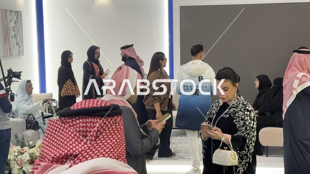 تواصل مباشر مع الزوار فى معرض المصممين والمصممات فى المنطقة الشرقية يوم 29 من ديسمبر 2025 ، المملكة العربية السعودية، استخدام الاجهزة التقنية الحديثة ، منصة إبداعية للأزياء والتصميم، إبراز الهوية والابتكار، تجارب تذوق مميزة، أجواء راقية داخل المعرض