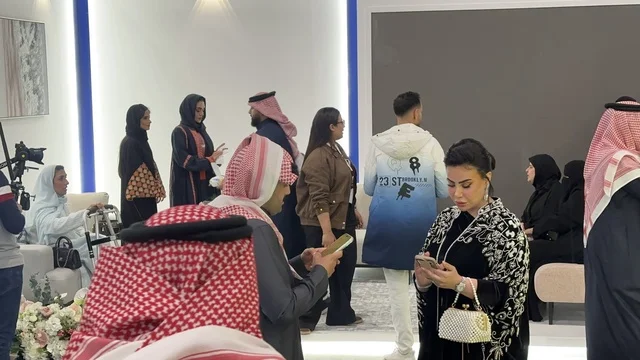 تواصل مباشر مع الزوار فى معرض المصممين والمصممات فى المنطقة الشرقية يوم 29 من ديسمبر 2025 ، المملكة العربية السعودية، استخدام الاجهزة التقنية الحديثة ، منصة إبداعية للأزياء والتصميم، إبراز الهوية والابتكار، تجارب تذوق مميزة، أجواء راقية داخل المعرض