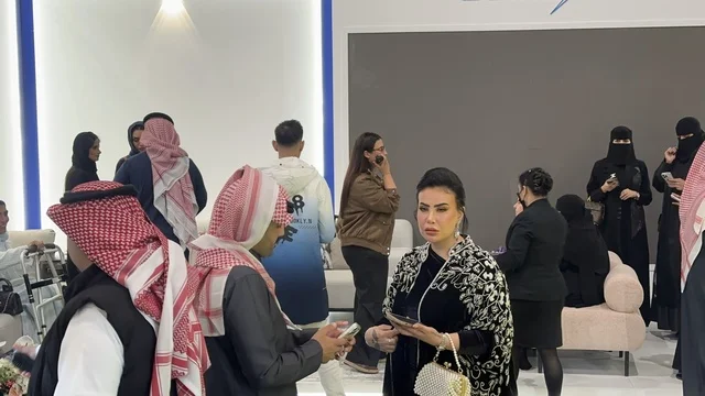 تواصل مباشر مع الزوار فى معرض المصممين والمصممات فى المنطقة الشرقية يوم 29 من ديسمبر 2025 ، المملكة العربية السعودية، استخدام الاجهزة التقنية الحديثة ، منصة إبداعية للأزياء والتصميم، إبراز الهوية والابتكار، تجارب تذوق مميزة، أجواء راقية داخل المعرض