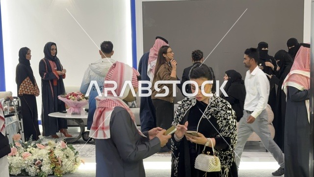 تواصل مباشر مع الزوار فى معرض المصممين والمصممات فى المنطقة الشرقية يوم 29 من ديسمبر 2025 ، المملكة العربية السعودية، استخدام الاجهزة التقنية الحديثة ، منصة إبداعية للأزياء والتصميم، إبراز الهوية والابتكار، تجارب تذوق مميزة، أجواء راقية داخل المعرض