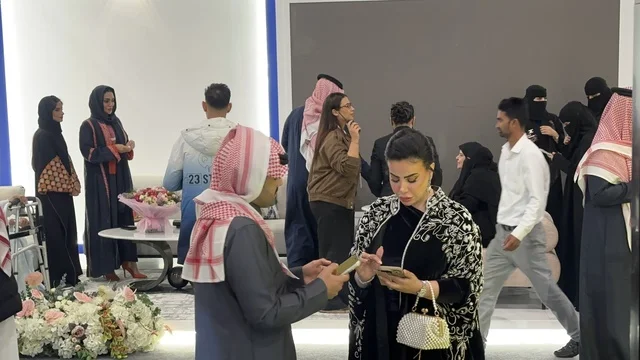 تواصل مباشر مع الزوار فى معرض المصممين والمصممات فى المنطقة الشرقية يوم 29 من ديسمبر 2025 ، المملكة العربية السعودية، استخدام الاجهزة التقنية الحديثة ، منصة إبداعية للأزياء والتصميم، إبراز الهوية والابتكار، تجارب تذوق مميزة، أجواء راقية داخل المعرض