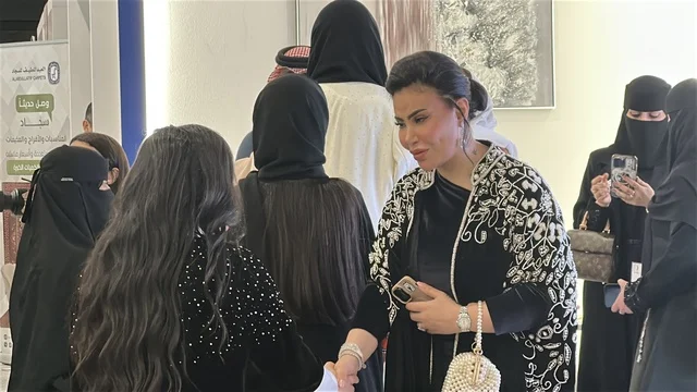 تواصل مباشر مع الزوار فى معرض المصممين والمصممات فى المنطقة الشرقية يوم 29 من ديسمبر 2025 ، المملكة العربية السعودية، استخدام الاجهزة التقنية الحديثة ، منصة إبداعية للأزياء والتصميم، إبراز الهوية والابتكار، تجارب تذوق مميزة، أجواء راقية داخل المعرض