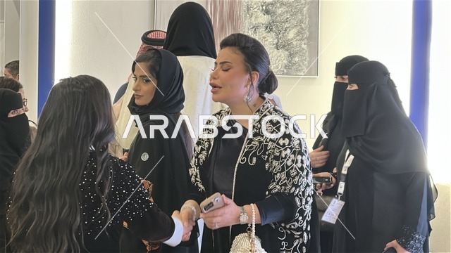 تواصل مباشر مع الزوار فى معرض المصممين والمصممات فى المنطقة الشرقية يوم 29 من ديسمبر 2025 ، المملكة العربية السعودية، استخدام الاجهزة التقنية الحديثة ، منصة إبداعية للأزياء والتصميم، إبراز الهوية والابتكار، تجارب تذوق مميزة، أجواء راقية داخل المعرض