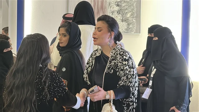 تواصل مباشر مع الزوار فى معرض المصممين والمصممات فى المنطقة الشرقية يوم 29 من ديسمبر 2025 ، المملكة العربية السعودية، استخدام الاجهزة التقنية الحديثة ، منصة إبداعية للأزياء والتصميم، إبراز الهوية والابتكار، تجارب تذوق مميزة، أجواء راقية داخل المعرض