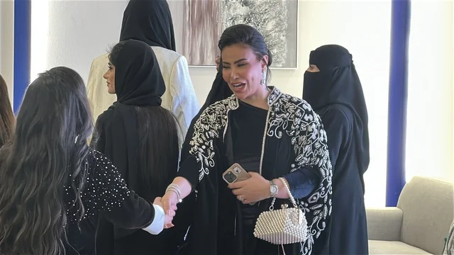 تواصل مباشر مع الزوار فى معرض المصممين والمصممات فى المنطقة الشرقية يوم 29 من ديسمبر 2025 ، المملكة العربية السعودية، استخدام الاجهزة التقنية الحديثة ، منصة إبداعية للأزياء والتصميم، إبراز الهوية والابتكار، تجارب تذوق مميزة، أجواء راقية داخل المعرض