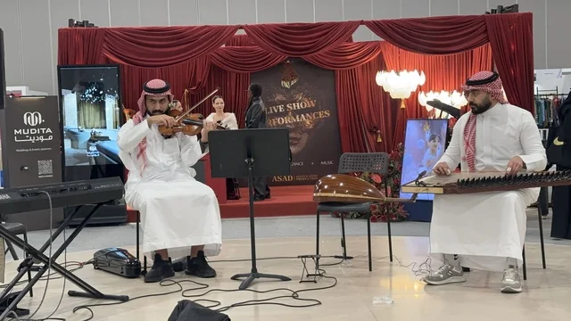 عرض موسيقي حي فى معرض المصممين والمصممات فى المنطقة الشرقية يوم 29 من ديسمبر 2025 ، المملكة العربية السعودية، منصة إبداعية للأزياء والتصميم، إبراز الهوية والابتكار، تجارب تذوق مميزة،  تفاعل مباشر مع الزوار ، أجواء راقية داخل المعرض