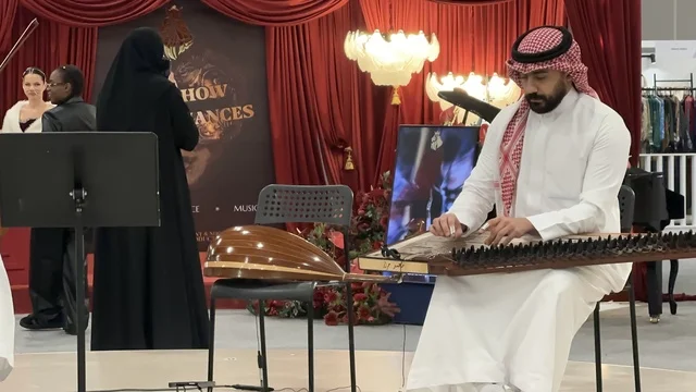 A live musical performance at the Designers and Design Exhibition in the Eastern Province on December 29, 2025, Saudi Arabia, a creative platform for fashion and design, highlighting identity and innovation, unique tasting experiences, direct interaction with visitors, and an upscale atmosphere inside the exhibition.