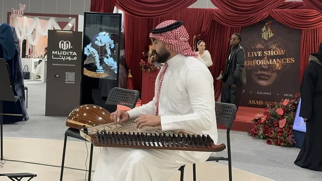 عرض موسيقي حي فى معرض المصممين والمصممات فى المنطقة الشرقية يوم 29 من ديسمبر 2025 ، المملكة العربية السعودية، منصة إبداعية للأزياء والتصميم، إبراز الهوية والابتكار، تجارب تذوق مميزة،  تفاعل مباشر مع الزوار ، أجواء راقية داخل المعرض