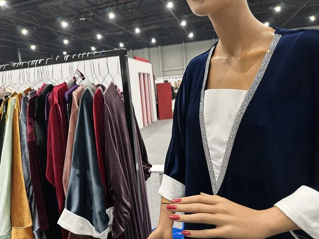 A creative platform for fashion and design, a designers' exhibition in the Eastern Province on December 29, 2025, Saudi Arabia, highlighting identity and innovation, unique tasting experiences, direct interaction with visitors, and an upscale atmosphere within the exhibition.