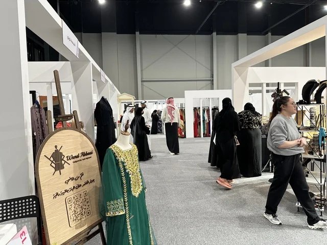A creative platform for fashion and design, a designers' exhibition in the Eastern Province on December 29, 2025, Saudi Arabia, highlighting identity and innovation, unique tasting experiences, direct interaction with visitors, and an upscale atmosphere within the exhibition.