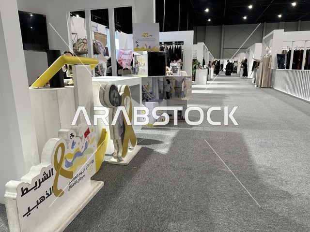 A creative platform for fashion and design, a designers' exhibition in the Eastern Province on December 29, 2025, Saudi Arabia, highlighting identity and innovation, unique tasting experiences, direct interaction with visitors, and an upscale atmosphere within the exhibition.