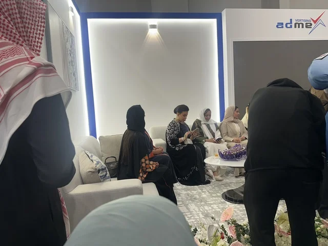 التواصل عبر الاجهزة التقنية الحديثة ،تجمع الزوار فى معرض المصممين والمصممات فى المنطقة الشرقية يوم 29 من ديسمبر 2025 ، المملكة العربية السعودية، إبراز الهوية والابتكار،  تفاعل مباشر مع الزوار ،  منصة إبداعية للأزياء والتصميم ،أجواء راقية داخل المعرض