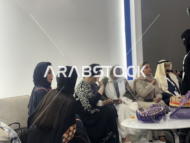 التواصل عبر الاجهزة التقنية الحديثة ،تجمع الزوار فى معرض المصممين والمصممات فى المنطقة الشرقية يوم 29 من ديسمبر 2025 ، المملكة العربية السعودية، إبراز الهوية والابتكار،  تفاعل مباشر مع الزوار ،  منصة إبداعية للأزياء والتصميم ،أجواء راقية داخل المعرض