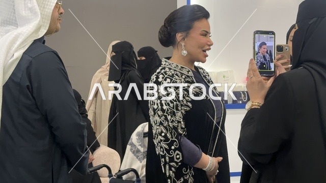 التواصل عبر الاجهزة التقنية الحديثة ،تجمع الزوار فى معرض المصممين والمصممات فى المنطقة الشرقية يوم 29 من ديسمبر 2025 ، المملكة العربية السعودية، إبراز الهوية والابتكار،  تفاعل مباشر مع الزوار ،  منصة إبداعية للأزياء والتصميم ،أجواء راقية داخل المعرض