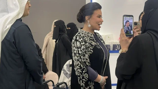 التواصل عبر الاجهزة التقنية الحديثة ،تجمع الزوار فى معرض المصممين والمصممات فى المنطقة الشرقية يوم 29 من ديسمبر 2025 ، المملكة العربية السعودية، إبراز الهوية والابتكار،  تفاعل مباشر مع الزوار ،  منصة إبداعية للأزياء والتصميم ،أجواء راقية داخل المعرض