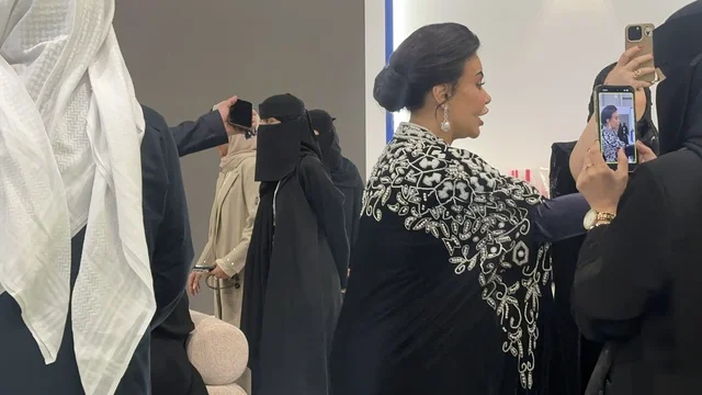 التواصل عبر الاجهزة التقنية الحديثة ،تجمع الزوار فى معرض المصممين والمصممات فى المنطقة الشرقية يوم 29 من ديسمبر 2025 ، المملكة العربية السعودية، إبراز الهوية والابتكار،  تفاعل مباشر مع الزوار ،  منصة إبداعية للأزياء والتصميم ،أجواء راقية داخل المعرض