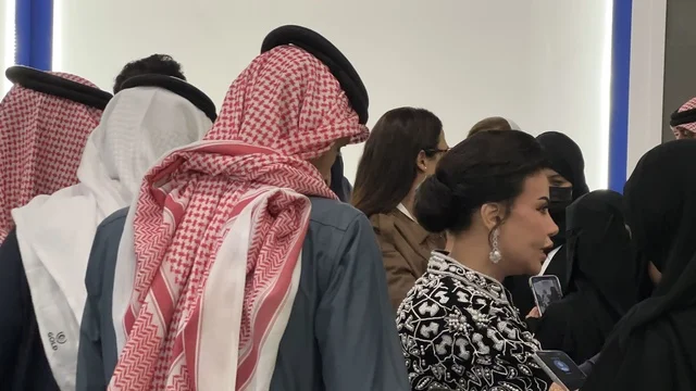 تفاعل مباشر مع الزوار فى معرض المصممين والمصممات فى المنطقة الشرقية يوم 29 من ديسمبر 2025 ، المملكة العربية السعودية، إبراز الهوية والابتكار ،  منصة إبداعية للأزياء والتصميم ،أجواء راقية داخل المعرض