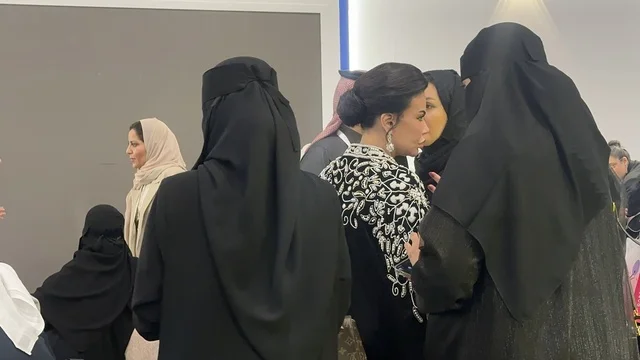 تفاعل مباشر مع الزوار فى معرض المصممين والمصممات فى المنطقة الشرقية يوم 29 من ديسمبر 2025 ، المملكة العربية السعودية، إبراز الهوية والابتكار ،  منصة إبداعية للأزياء والتصميم ،أجواء راقية داخل المعرض