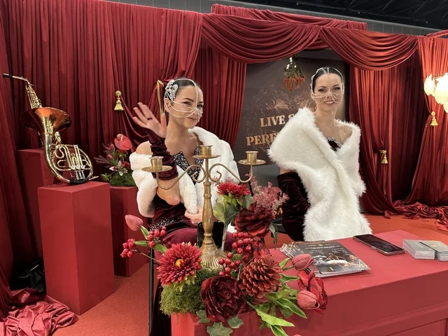 A live interactive show at the Designers and Designers Exhibition in the Eastern Province on December 29, 2025, Saudi Arabia, highlighting identity and innovation, direct interaction with visitors, a creative platform for fashion and design, and an upscale atmosphere inside the exhibition.